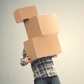 Image d'un homme portant des cartons